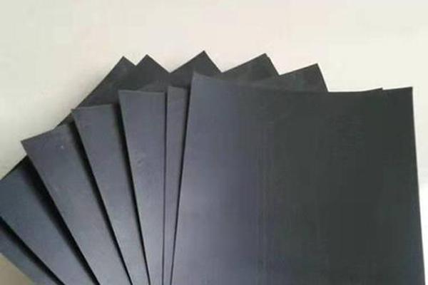 防滲土工膜和鍍鋅鋼筋網(wǎng)那個(gè)在上在下  第1張
